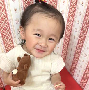 いつも元気いっぱいの芽愛ちゃん。ニコニコ笑顔に癒されます!