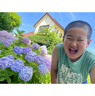 今年初めての水遊び。お庭に咲いた紫陽花とはじける笑顔。