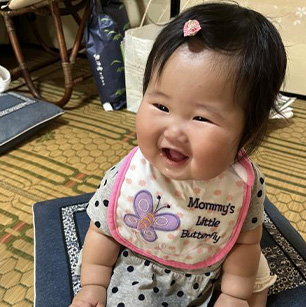 おばあちゃんがあやしてくれて大爆笑していました