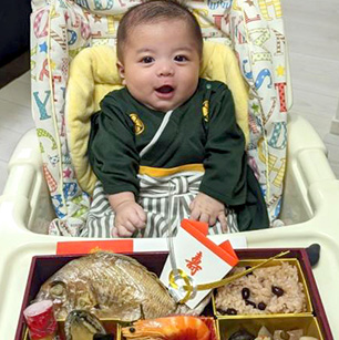 お食い初め美味しそうなご飯を目の前にしてご機嫌さん♪