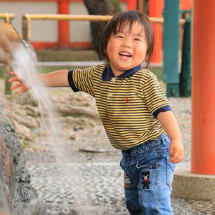 お清めの水にて、満面の笑顔