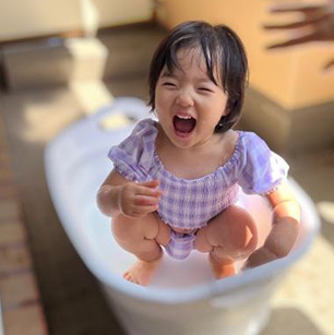 初めての水遊び体験。急遽沐浴用の風呂桶を引っ張り出してプール代わりに!