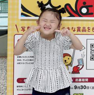 お友達と化石ハンター展を見に行き、看板を見つけてご機嫌の笑顔です。