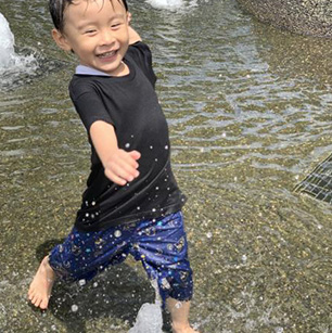 元気で笑顔いっぱいで全力で遊ぶ康ちゃん。最近は画面に入りきならいくらい活発!