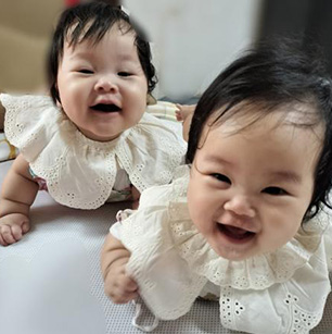 3月に生まれた双子。どちらとも笑顔で撮れたのは奇跡!