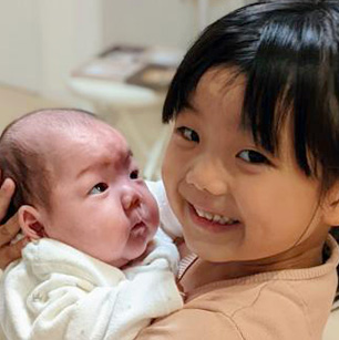小さく生まれてすぐに集中治療室に入ってた弟を初めて抱っこしたお姉ちゃん。