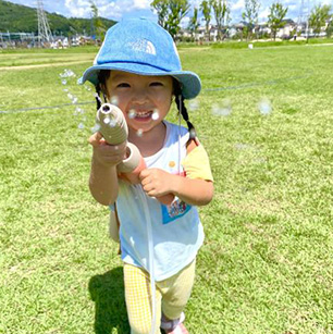 公園で水鉄砲をして遊んだ際の笑顔をパシャリ!