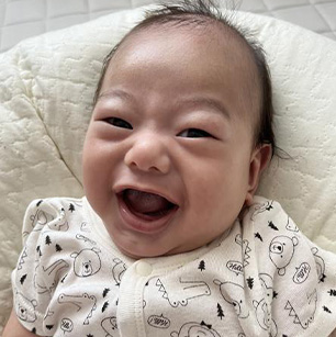 ママを見つけてにっこりと可愛い笑顔。癒される~