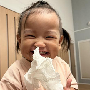 お姉ちゃんのまねをして鼻にティッシュをさしたよ