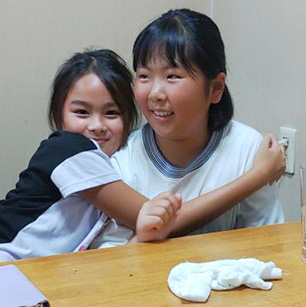 いつも仲良しの二人ご飯を食べて笑顔でツーショット