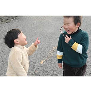お友達との楽しい帰り道での写真です。見ていると思わず笑顔になる写真が撮れました!