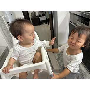妹にちょっかいを出す兄。妹にお顔を触られてくすぐったいよ~の瞬間が撮れました!