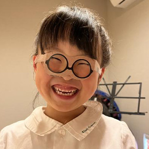 工作が大好き!手作りメガネで大笑い!!