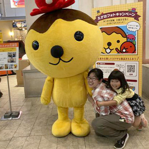 タコベエみたいにママにくっついてるよ。