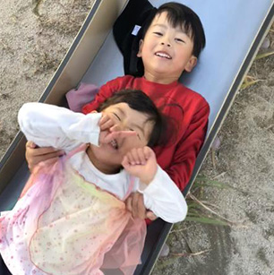 妹の体重で起き上がれなかったお兄ちゃん。引っ張られてしまった妹、大爆笑!