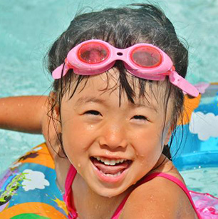 夏になると子供はプール遊びで大喜びです