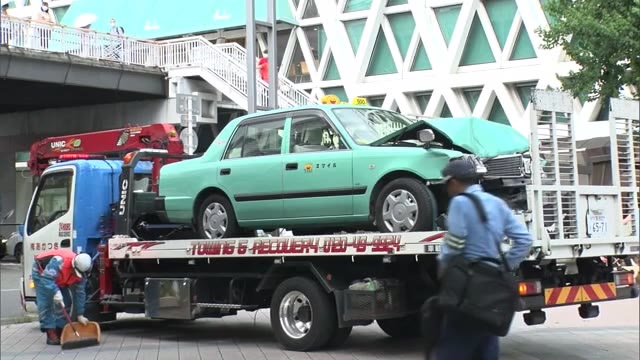 千里中央駅でタクシー暴走事故　通行人が負傷 運転手は80代男性